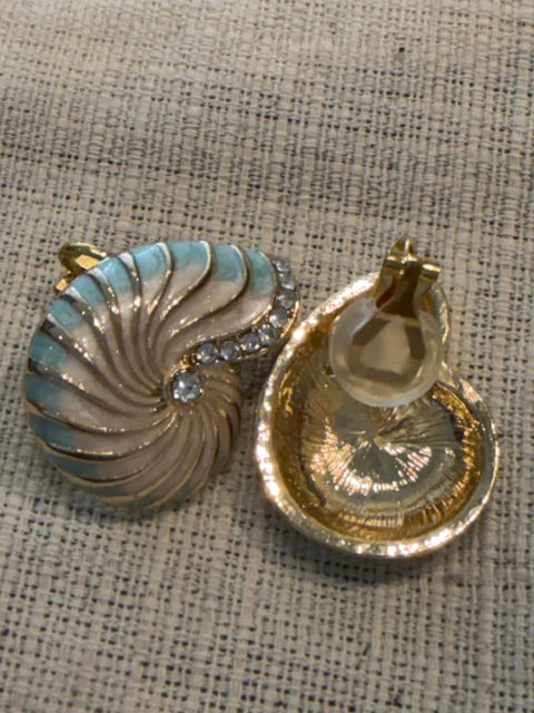 Côte d'Azur Shell Earring