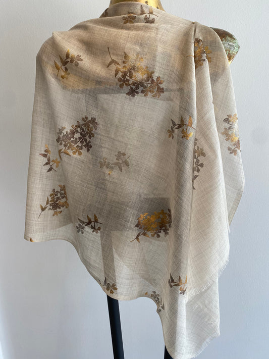 Neutral scarf in versatile neutral tones - timeless everyday accessory