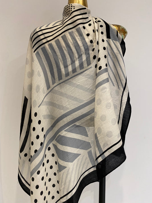 Luxurious scarf with gray and black tones