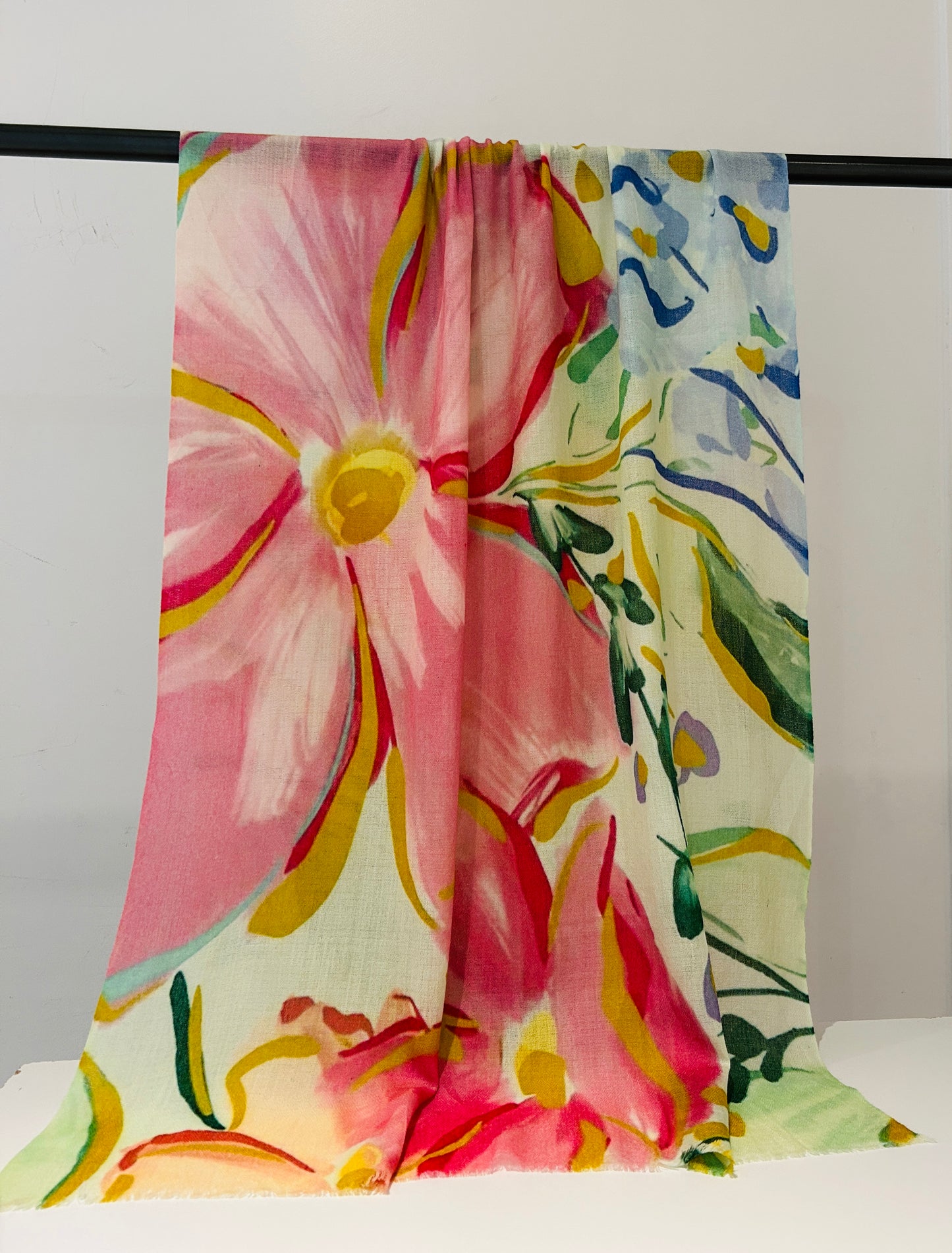 Beautiful hand loomed scarf in cashmere