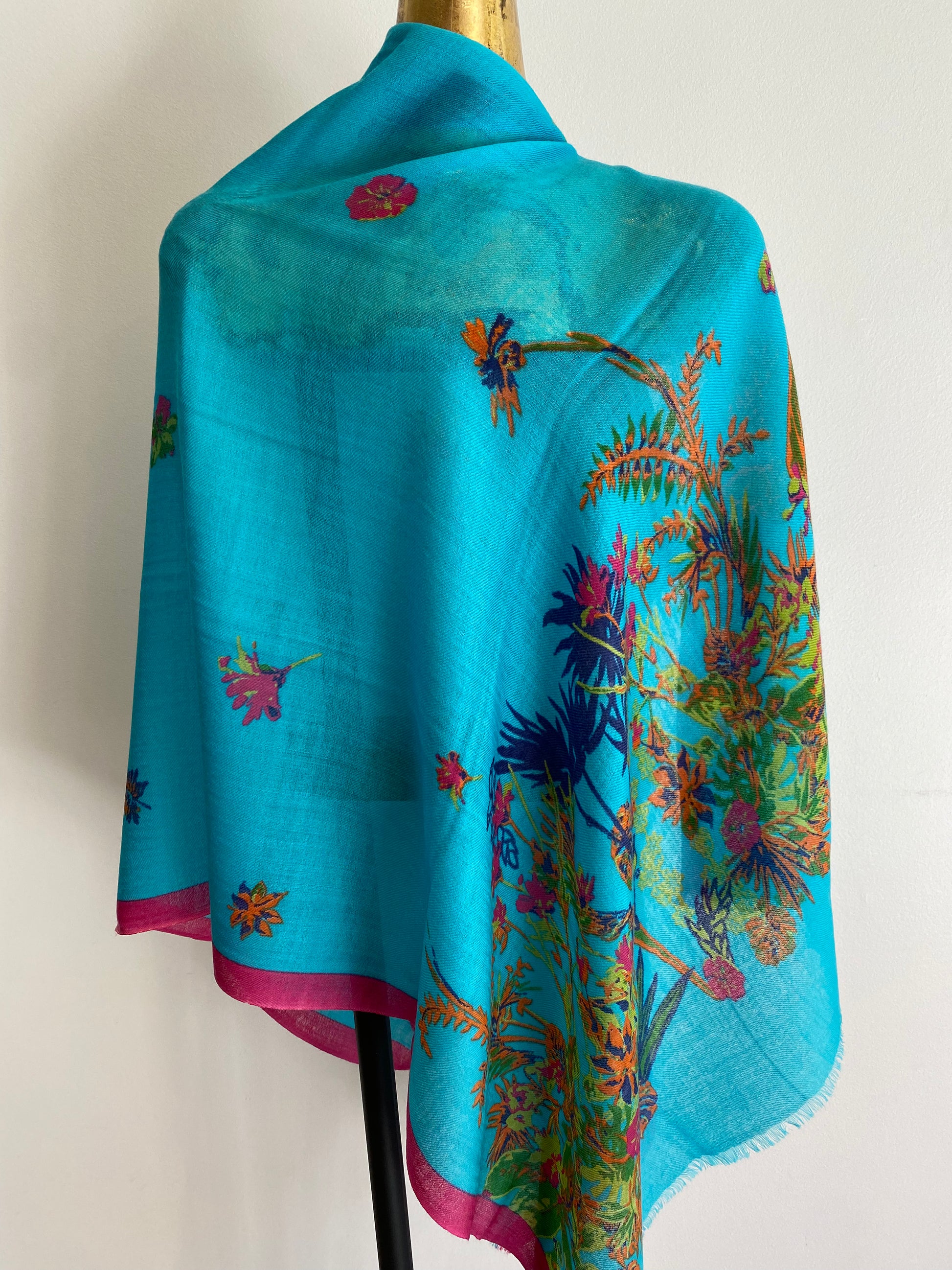 Fine wool shawl corner with delicate edge finish