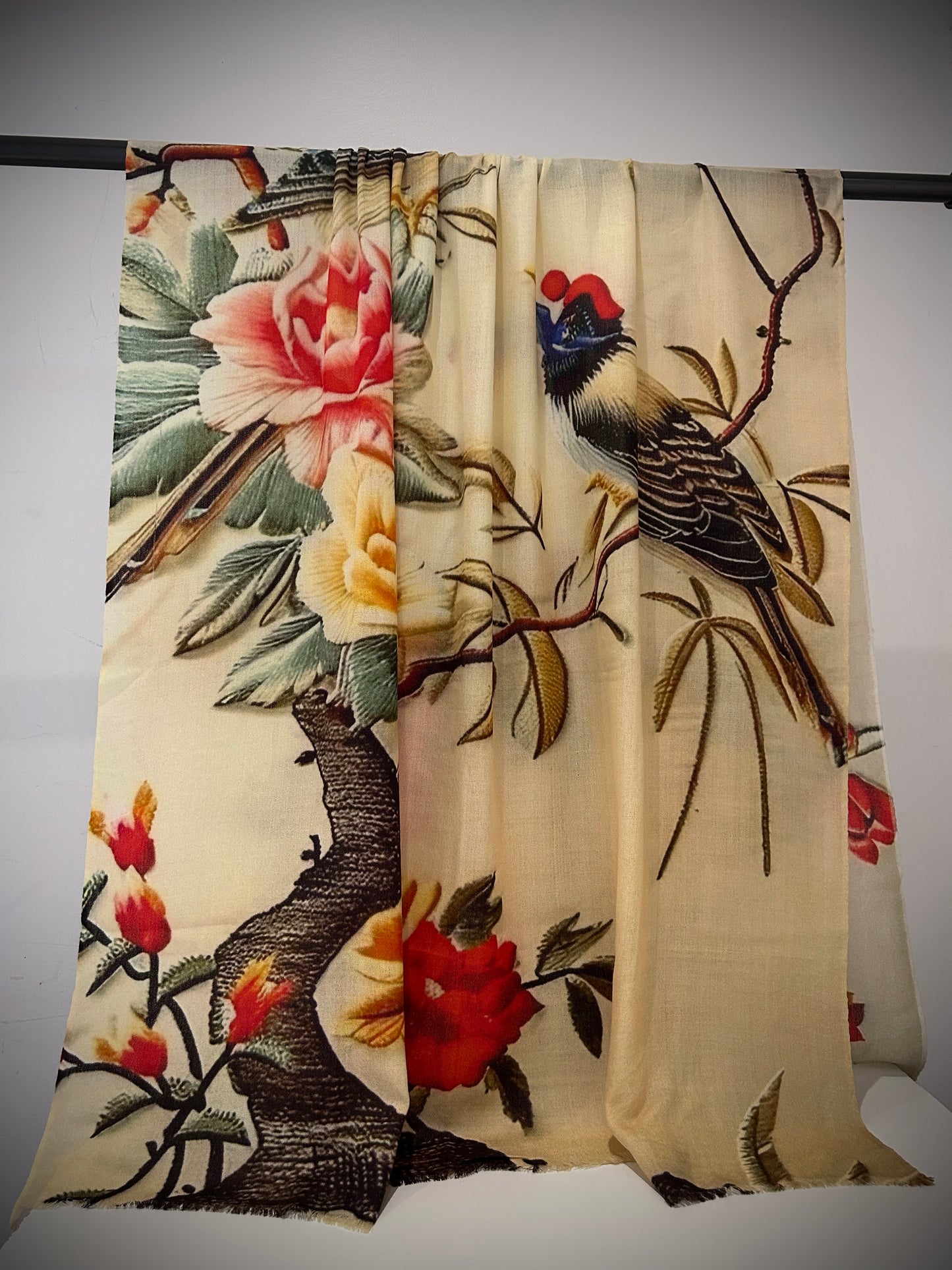 Floral botanical print in cashmere